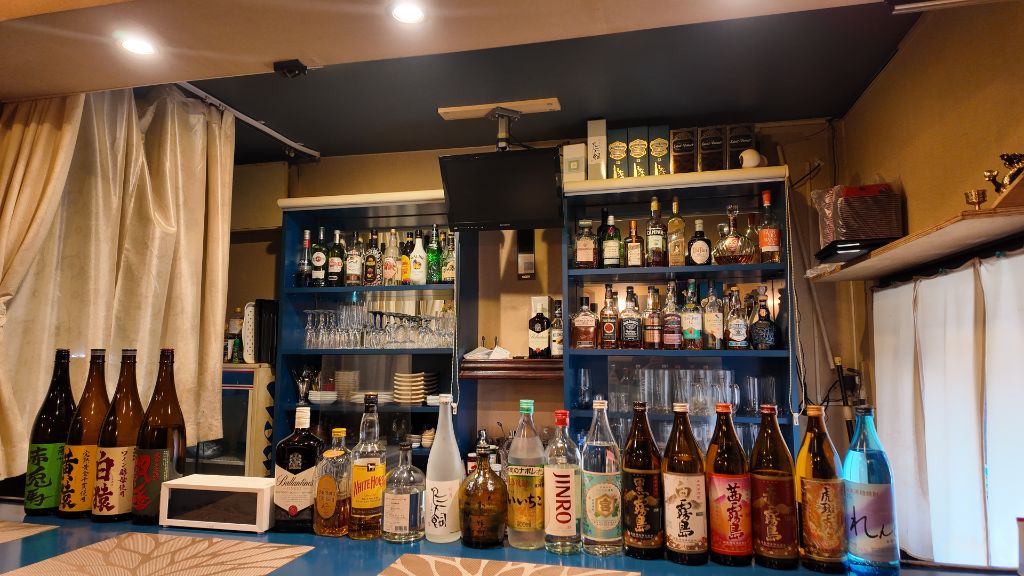 猫家 店内（カウンター棚）