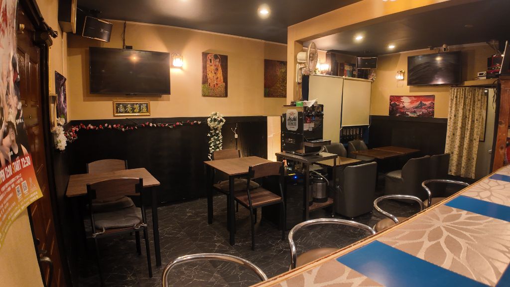 猫家 店内テーブル